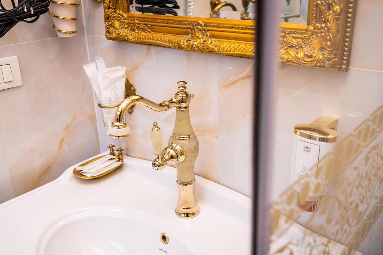 בוקרשט Private Museum Apartment With Antique Decor מראה חיצוני תמונה