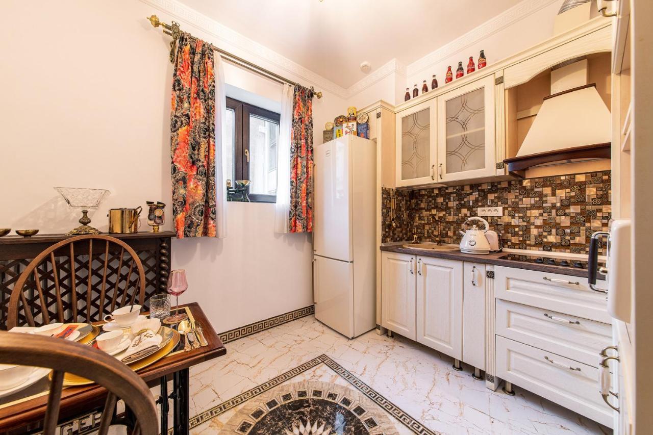בוקרשט Private Museum Apartment With Antique Decor מראה חיצוני תמונה