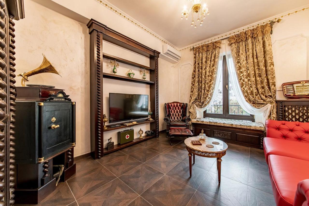 בוקרשט Private Museum Apartment With Antique Decor מראה חיצוני תמונה