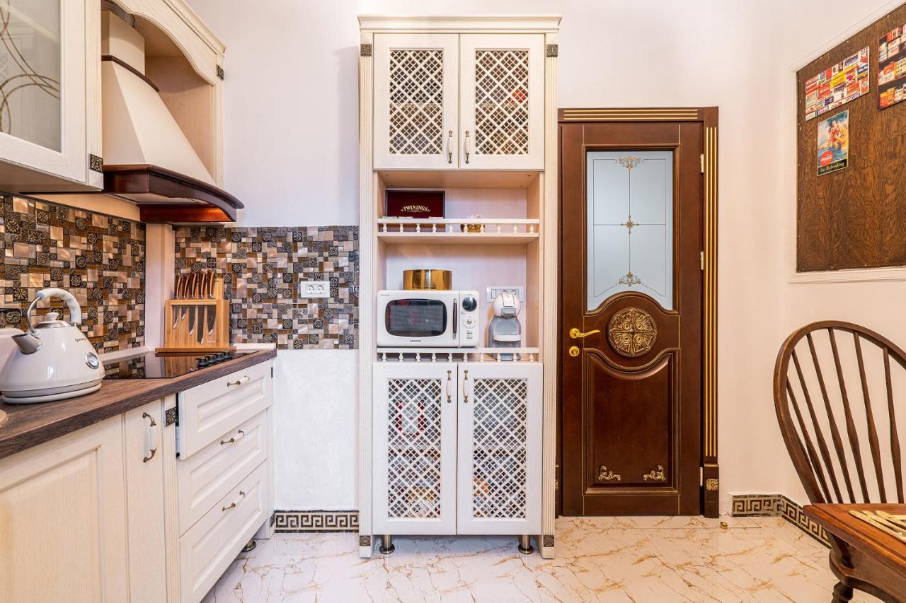 בוקרשט Private Museum Apartment With Antique Decor מראה חיצוני תמונה