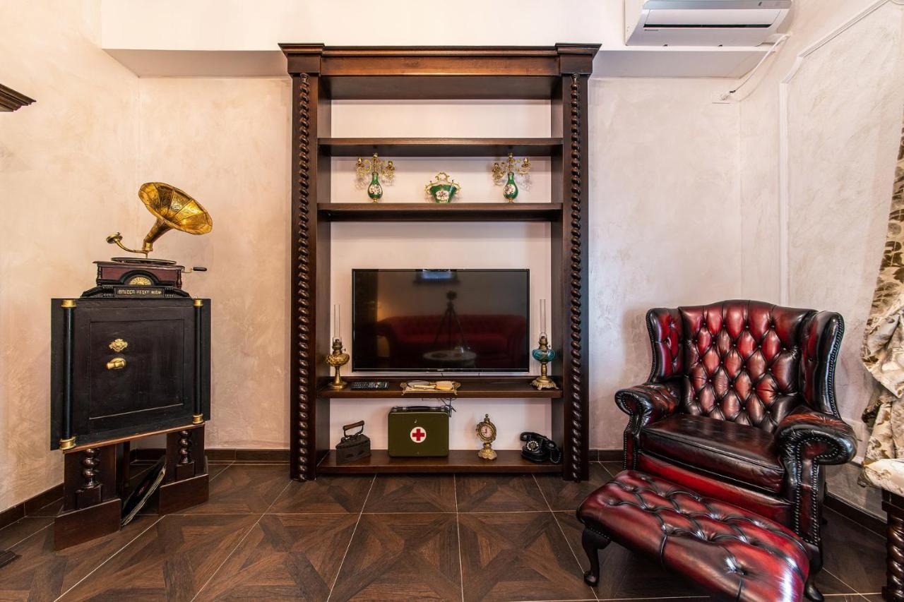 בוקרשט Private Museum Apartment With Antique Decor מראה חיצוני תמונה
