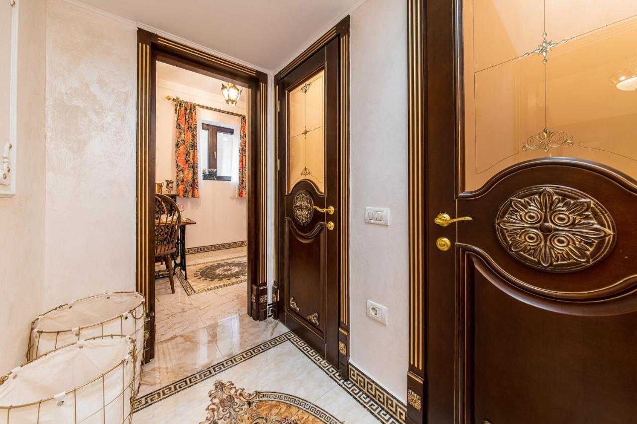 בוקרשט Private Museum Apartment With Antique Decor מראה חיצוני תמונה
